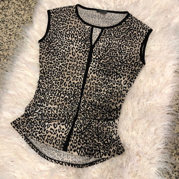 Vince Camuto Tops - Vince Camuto leopard print top with ruching